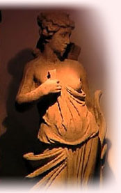 Sensueel erotiserend beeld van vrouw met ontblote borst